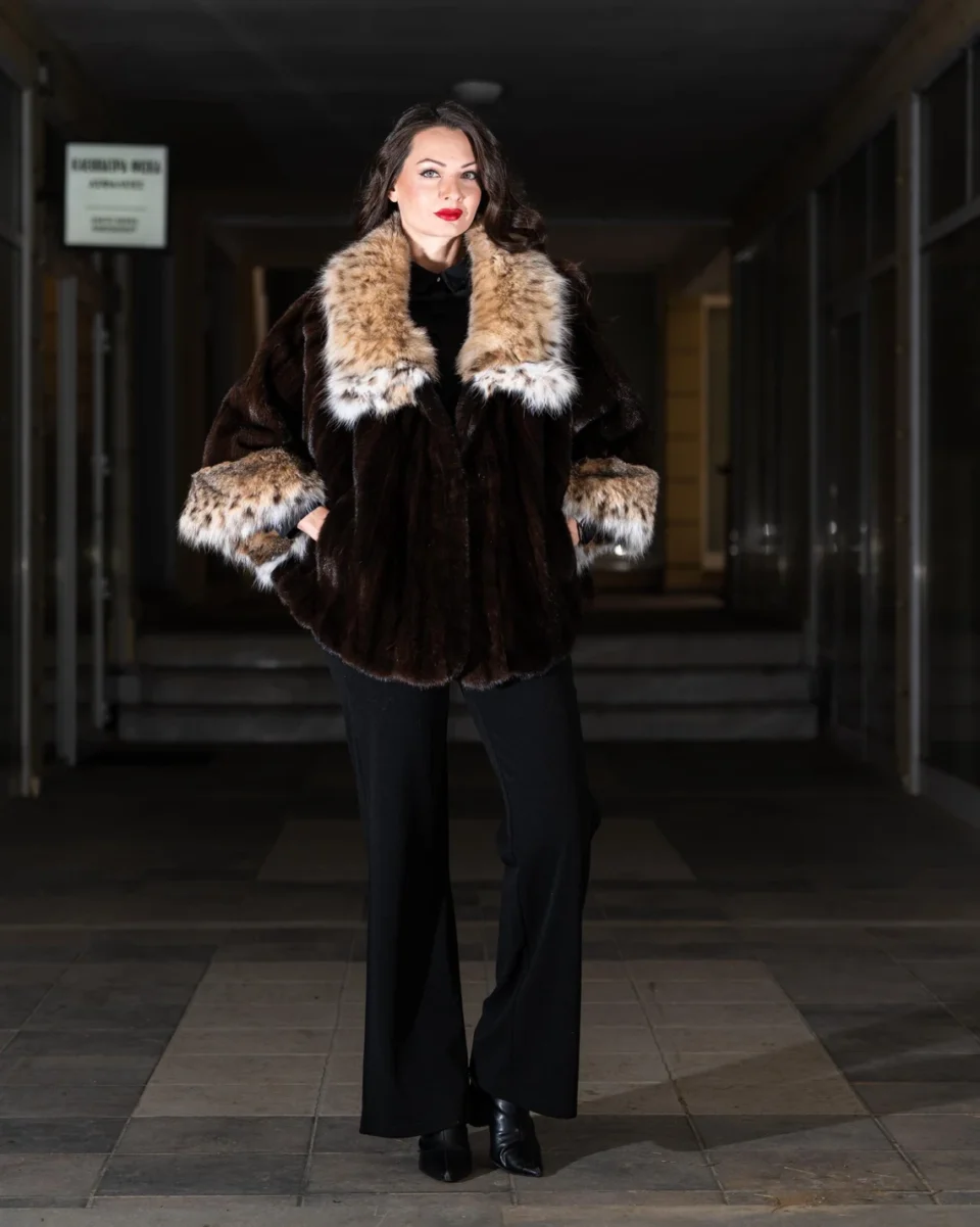 New Italian Cape Brown Shearling Fur with Collar and Mansete Lynx
